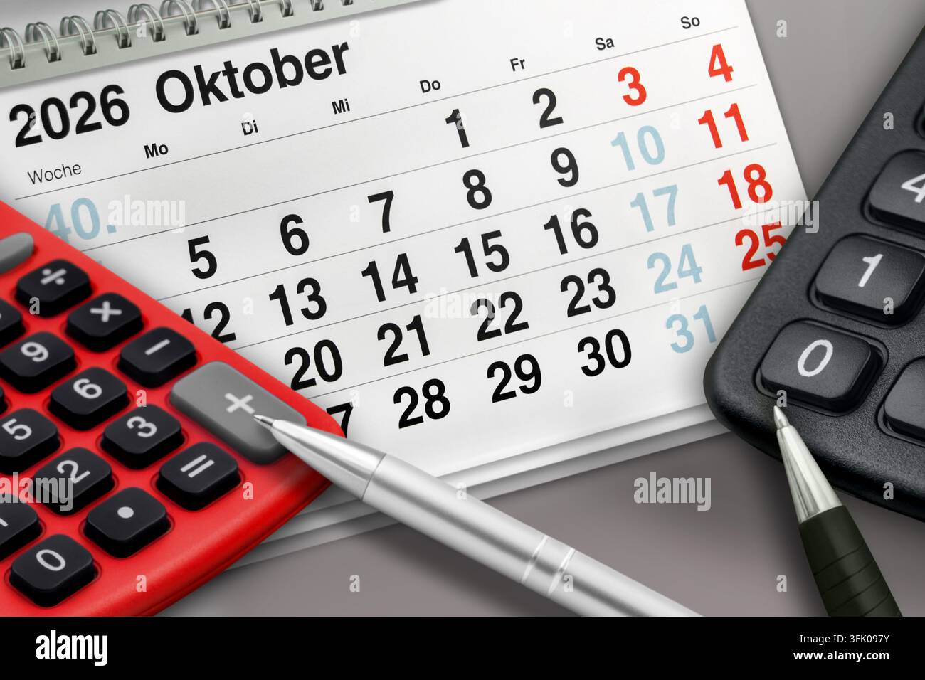 Deutscher Kalender Oktober 2026 und  Rechner rot schwarz Stock Photo