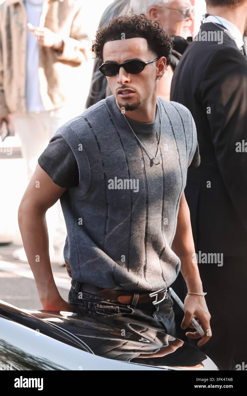 Compressed Spring Vector IPA88850000 - Milan, Arrivals at the Diesel fashion show during Milan ...