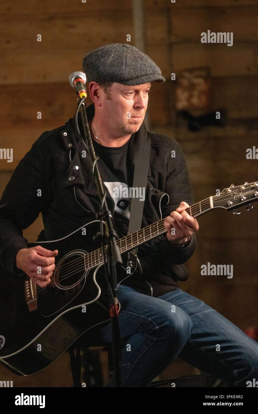 Open mike and jamming night at the Slate Barn arts venue in Sweffling a Suffolk village.  A real barn with electricity but no mains water or sewerage. Stock Photo