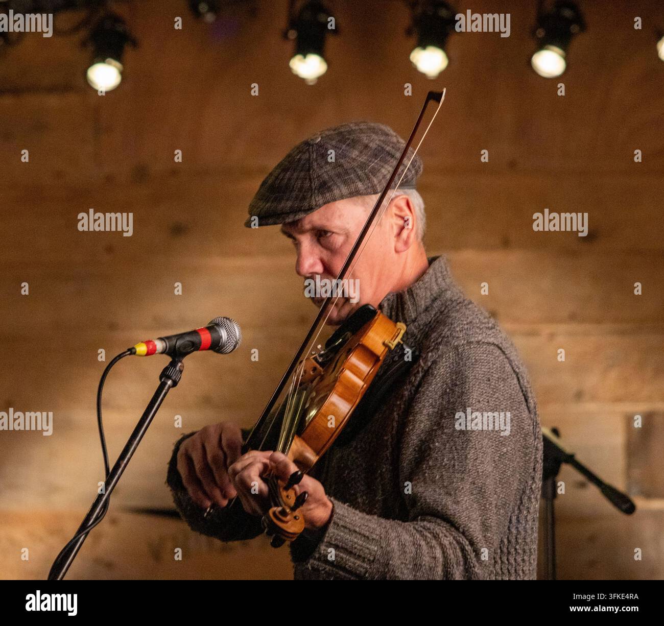 Open mike and jamming night at the Slate Barn arts venue in Sweffling a Suffolk village.  A real barn with electricity but no mains water or sewerage. Stock Photo