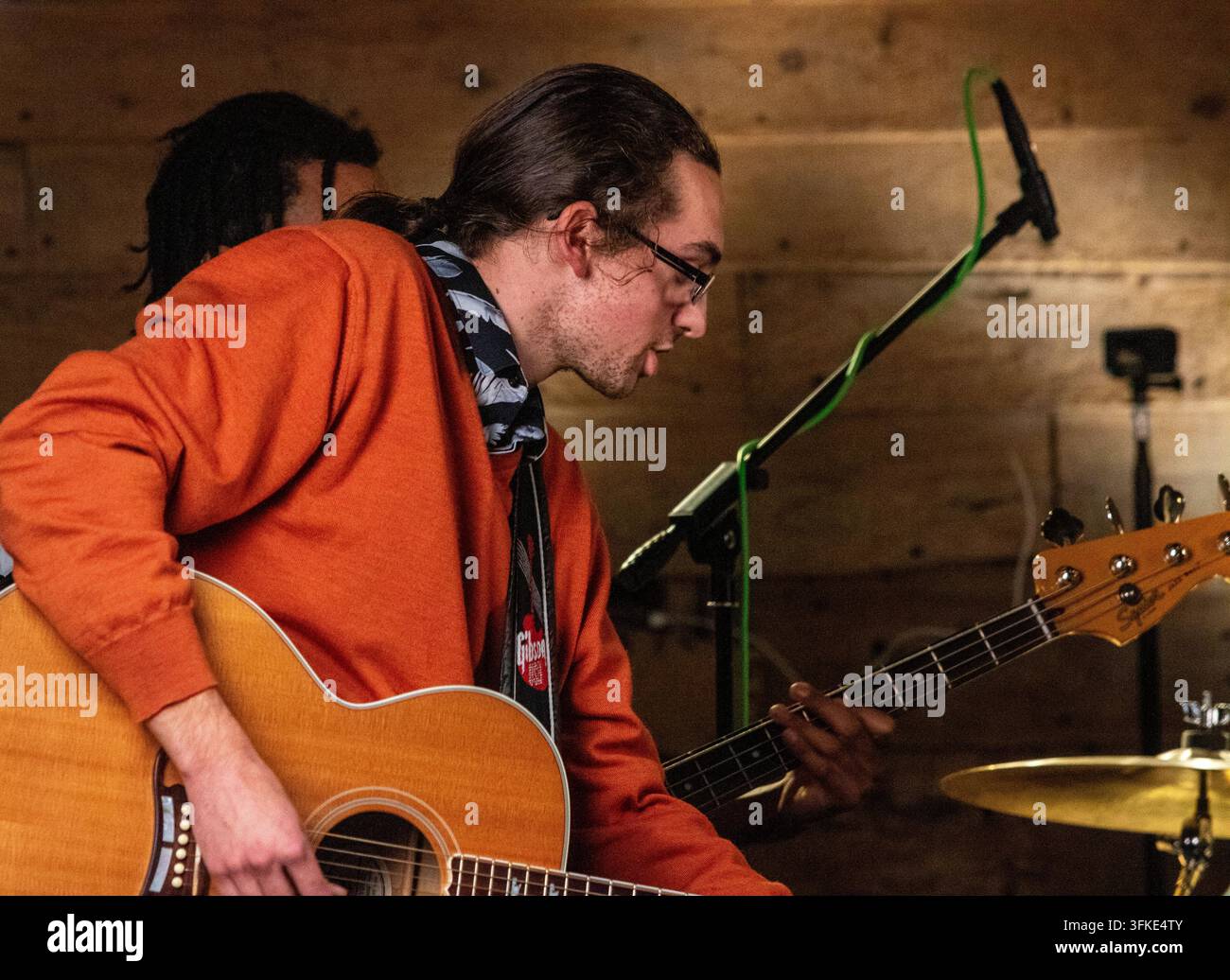 Open mike and jamming night at the Slate Barn arts venue in Sweffling a Suffolk village.  A real barn with electricity but no mains water or sewerage. Stock Photo