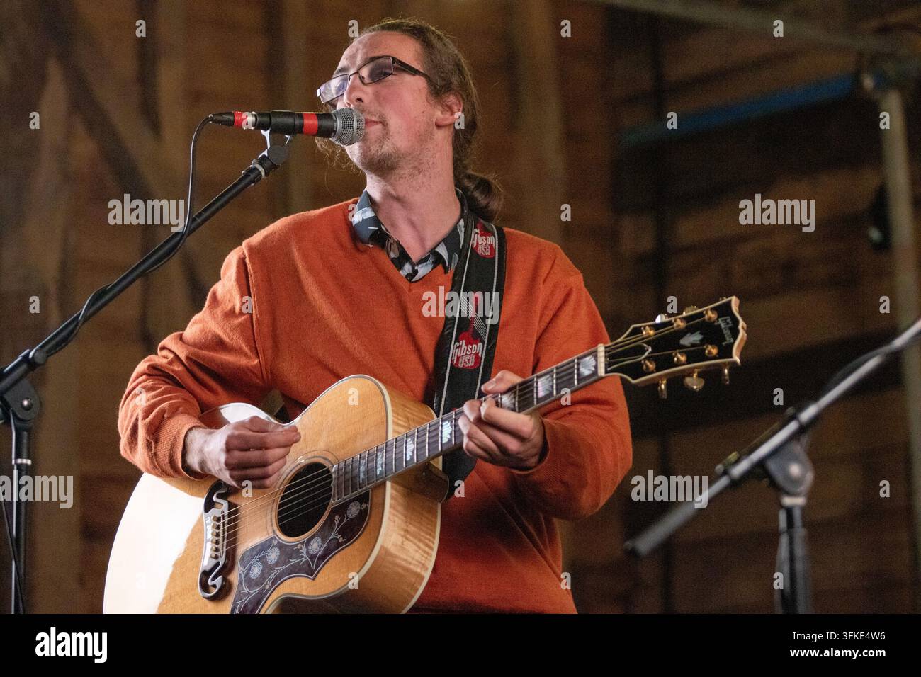Open mike and jamming night at the Slate Barn arts venue in Sweffling a Suffolk village.  A real barn with electricity but no mains water or sewerage. Stock Photo