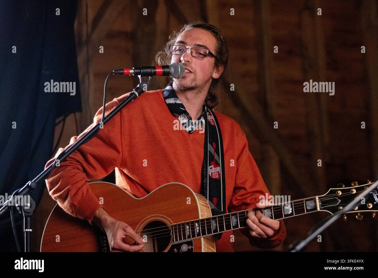 Open mike and jamming night at the Slate Barn arts venue in Sweffling a Suffolk village.  A real barn with electricity but no mains water or sewerage. Stock Photo