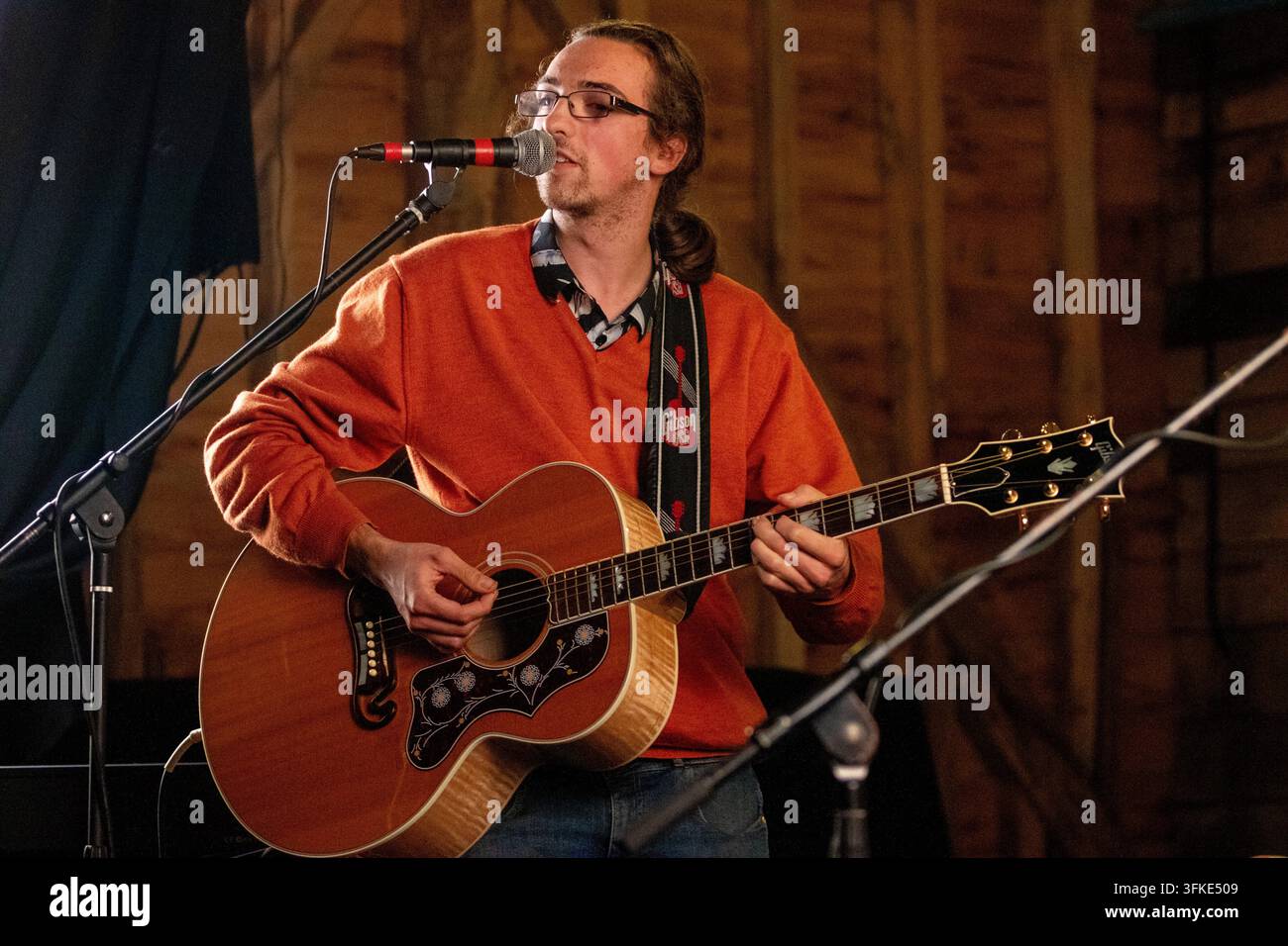 Open mike and jamming night at the Slate Barn arts venue in Sweffling a Suffolk village.  A real barn with electricity but no mains water or sewerage. Stock Photo