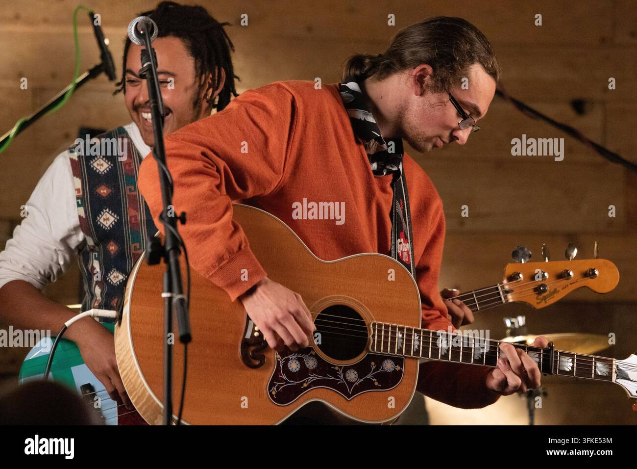 Open mike and jamming night at the Slate Barn arts venue in Sweffling a Suffolk village.  A real barn with electricity but no mains water or sewerage. Stock Photo