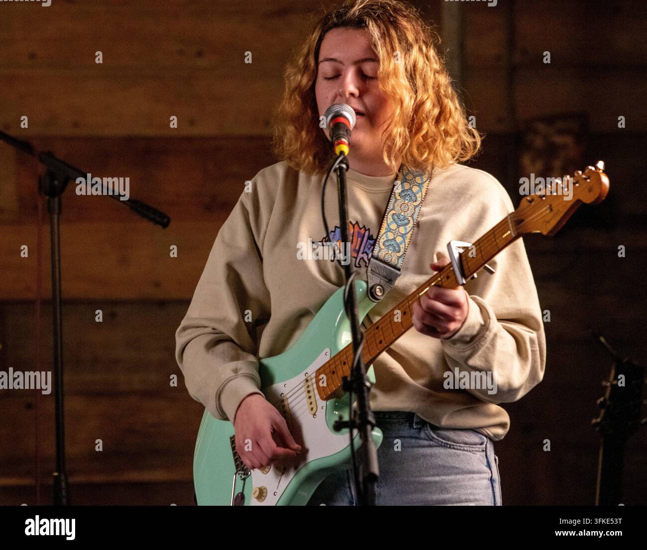 Open mike and jamming night at the Slate Barn arts venue in Sweffling a Suffolk village.  A real barn with electricity but no mains water or sewerage. Stock Photo