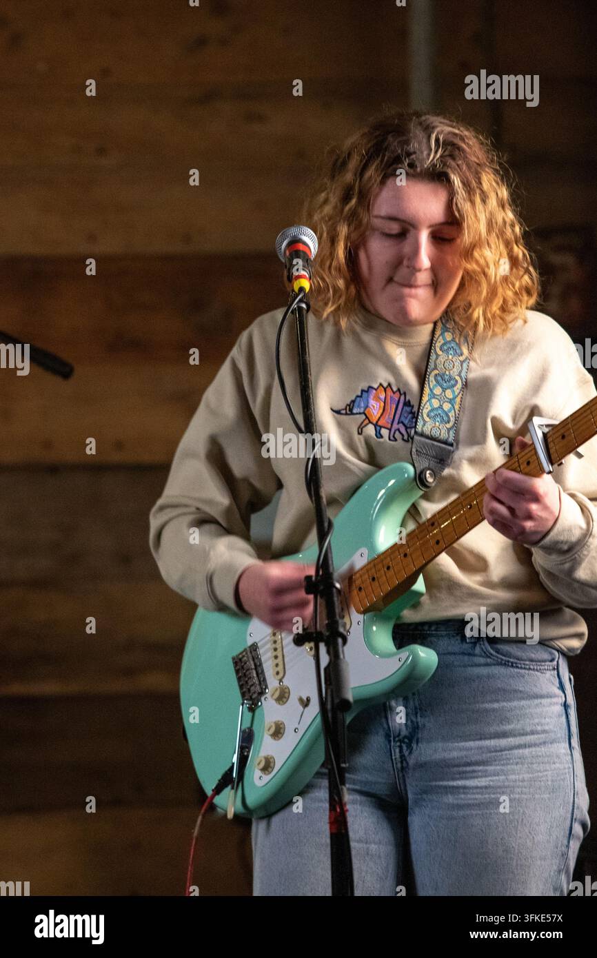 Open mike and jamming night at the Slate Barn arts venue in Sweffling a Suffolk village.  A real barn with electricity but no mains water or sewerage. Stock Photo