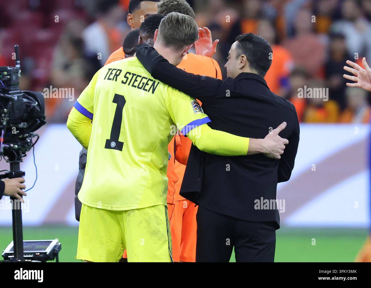 Xavi and Ter Stegen reunite after Netherlands vs Germany match