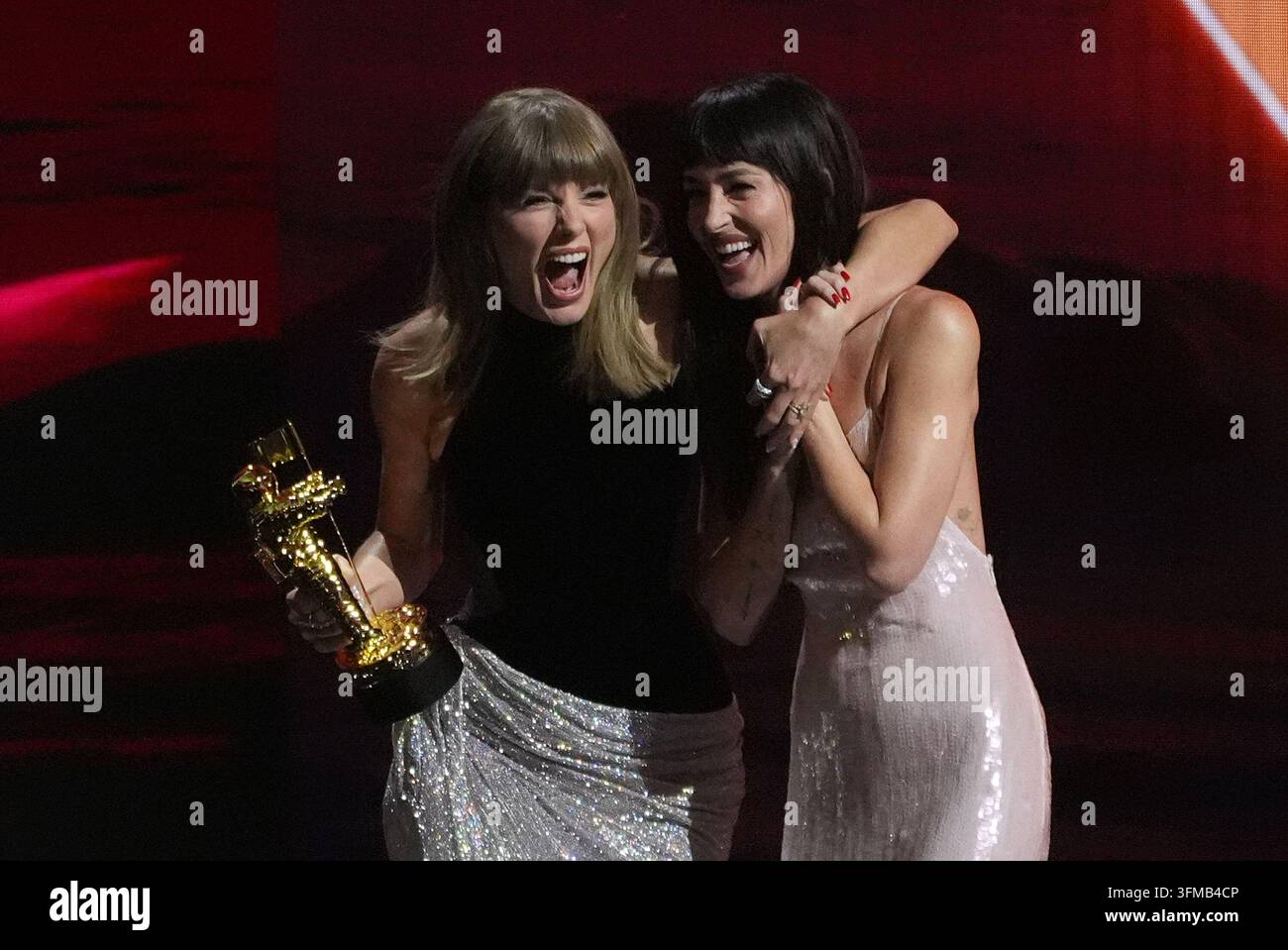 Taylor Swift Wins Artist Director Prize at MTV Video Music Awards