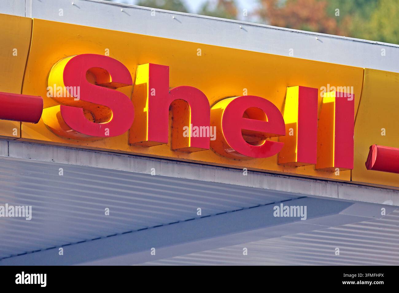 Kraftstoff für Fahrzeuge aller Art Der Firmenschriftzug von Shell an ...
