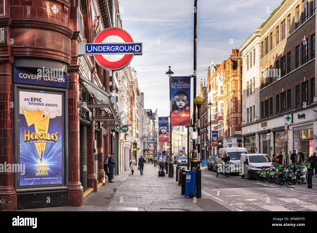 Busy street scene shops pedestrians hi-res stock photography and images ...