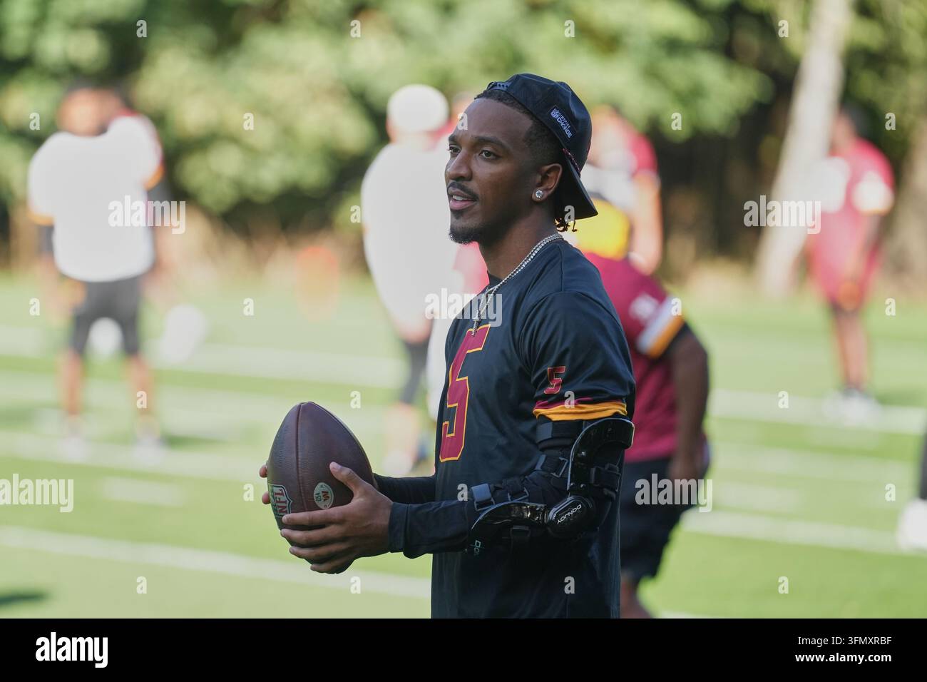 Commanders Vector Washington Commanders quarterback Jayden Daniels (5) takes part in NFL ...