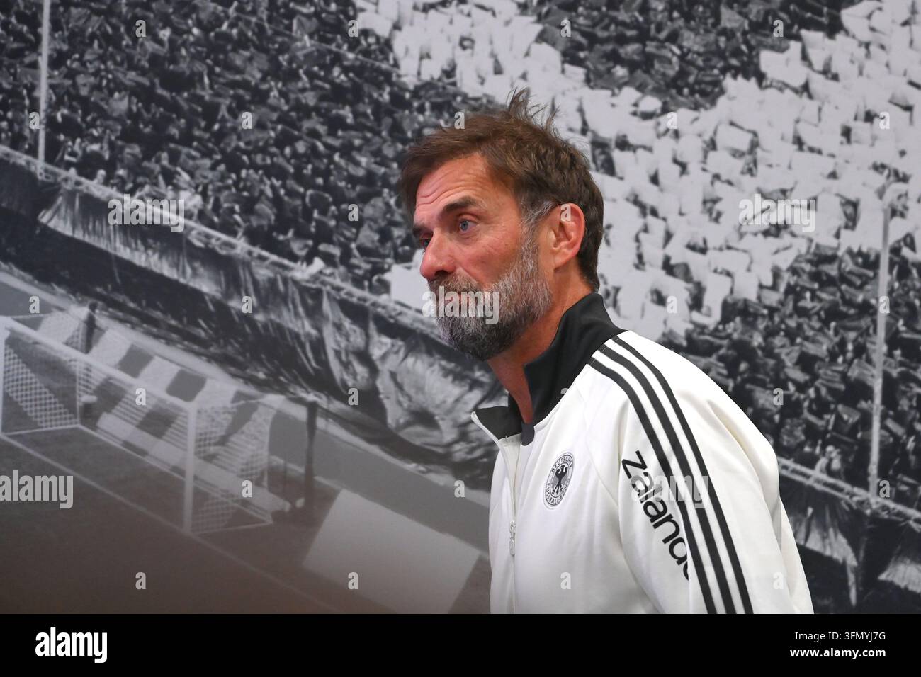 Jürgen Klopp faces mounting pressure ahead of Serbia fixture