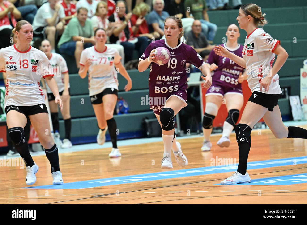 Johanna Farkas (TuS Metzingen #19), approach to the goal [goal] Photo ...