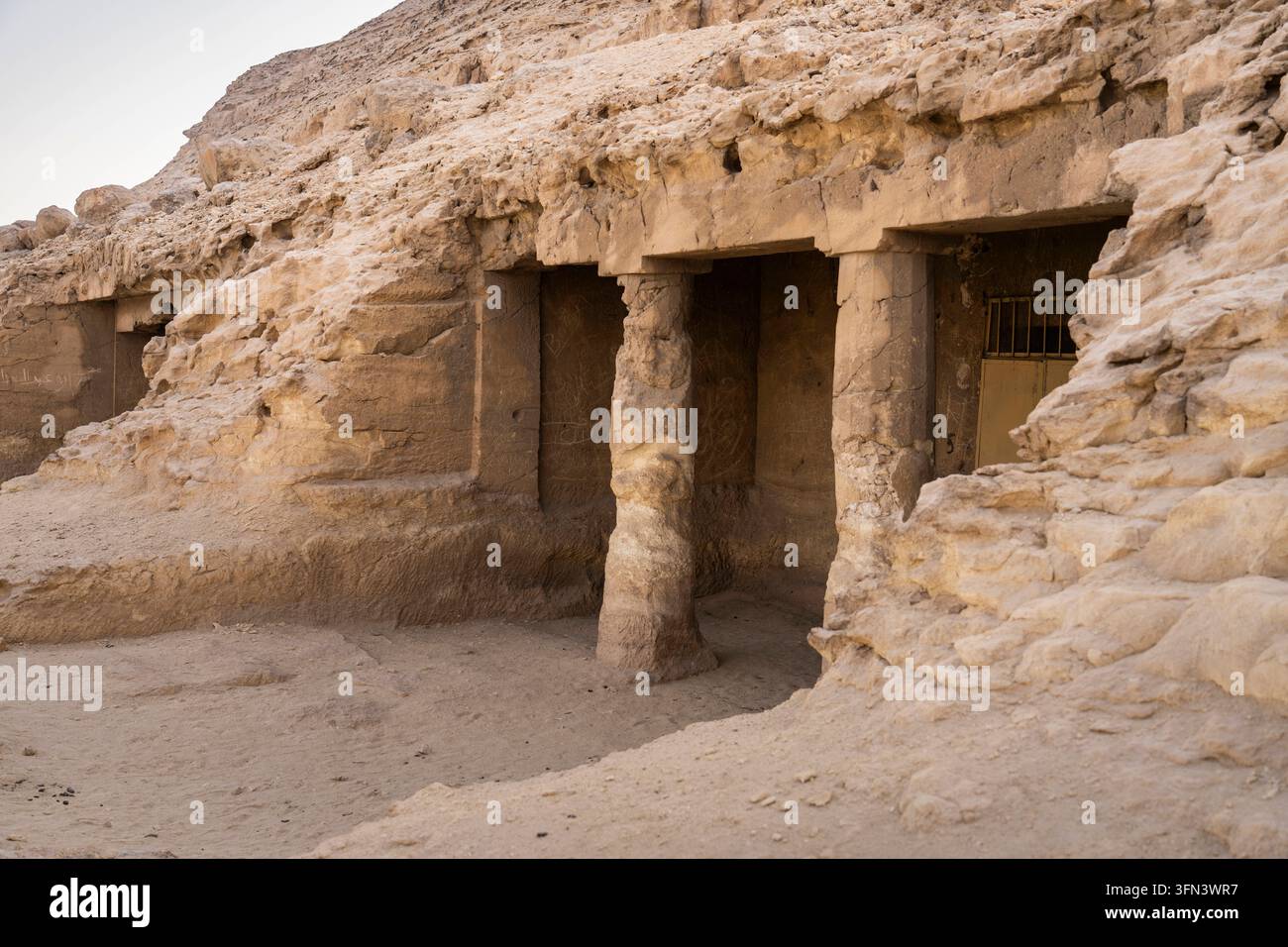 Ausgegrabene Gräber in der Ausgrabungsstätte in Beni Hasan in Ägypten ...