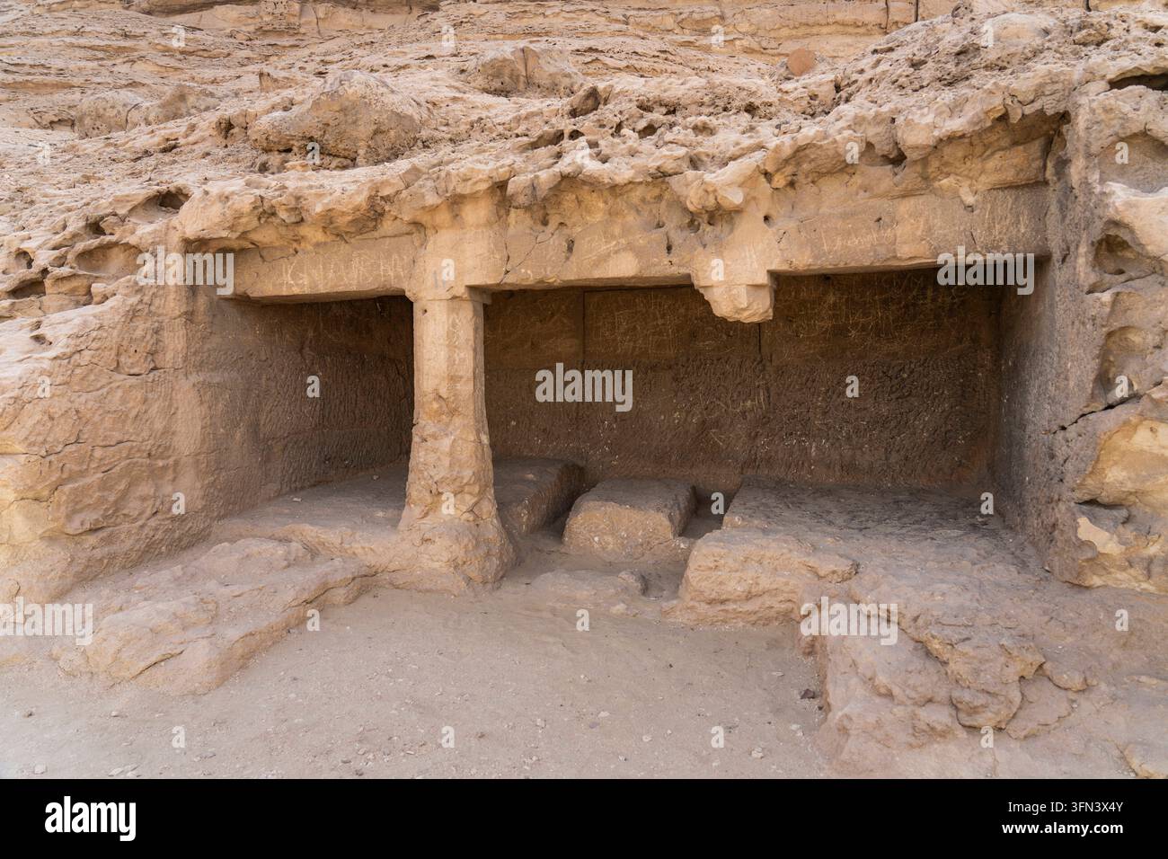 Ausgegrabene Gräber in der Ausgrabungsstätte in Beni Hasan in Ägypten ...