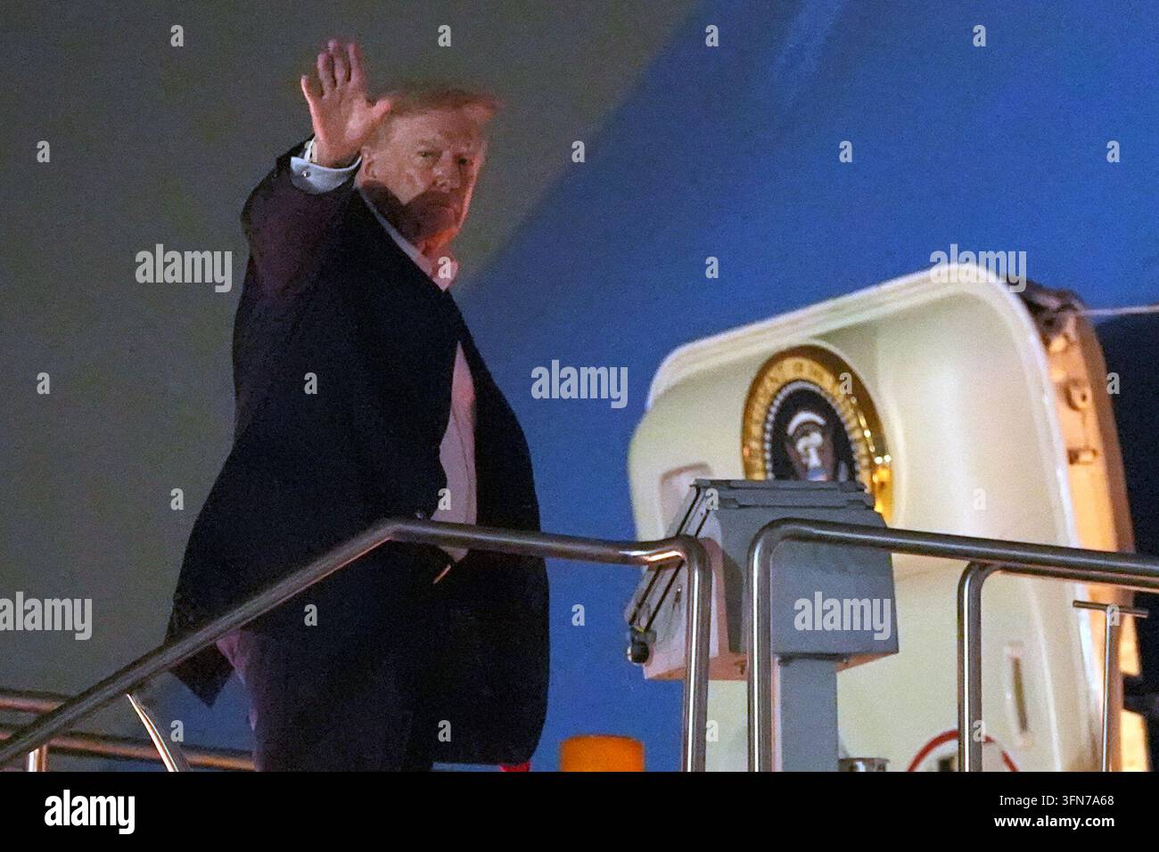 President Donald Trump boards Air Force One at Dallas Fort Worth ...