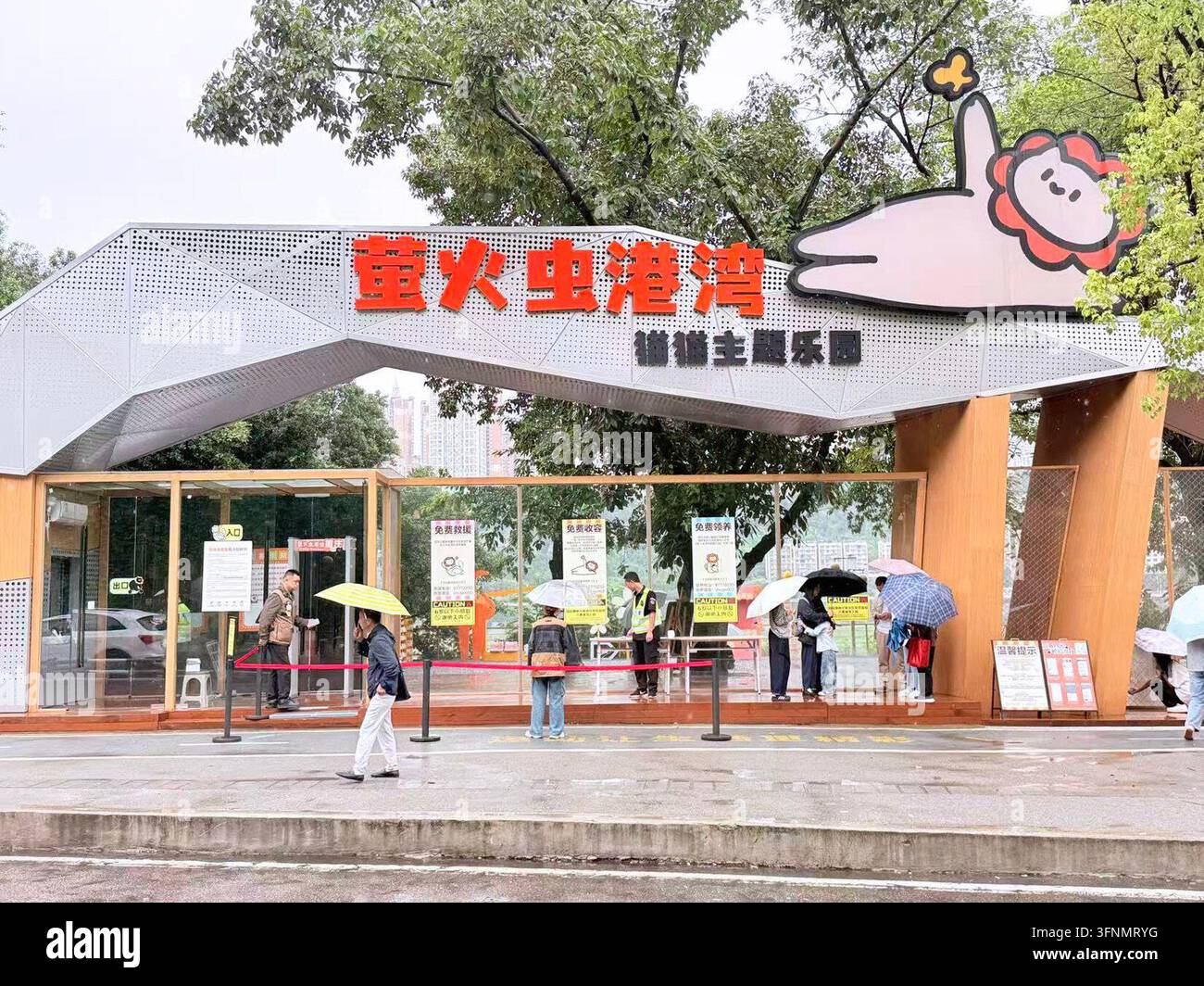  261004 CHONGQING Oct 4 2026 Xinhua Tourists Visit 