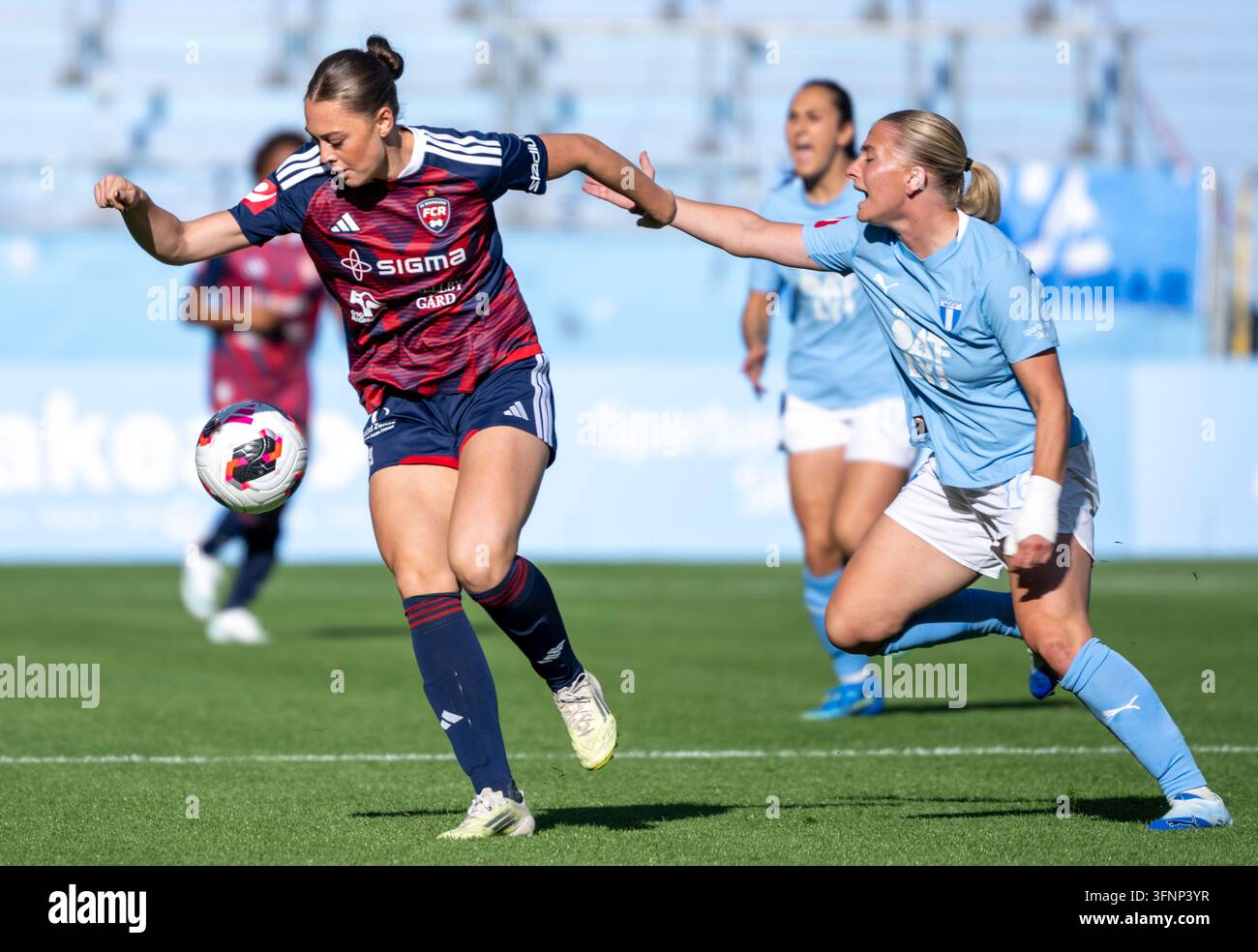 MALMÖ 2026-10-04Rosengård's Alice Enehov and Malmö FF's Tuva Skoog ...