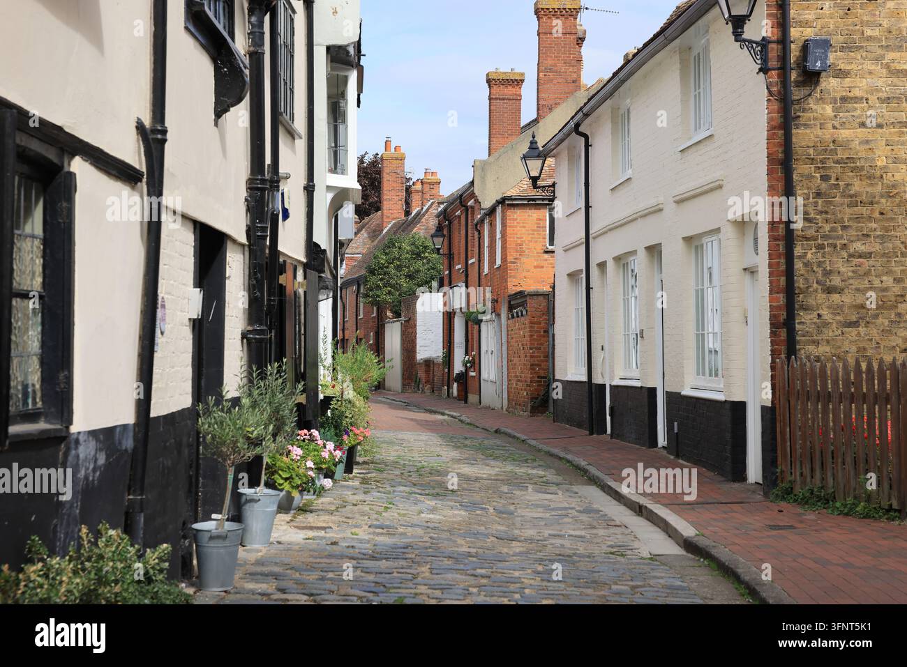 One Column Vector Preet Middle Row, in the historic town of Faversham, in Kent, UK Stock ...