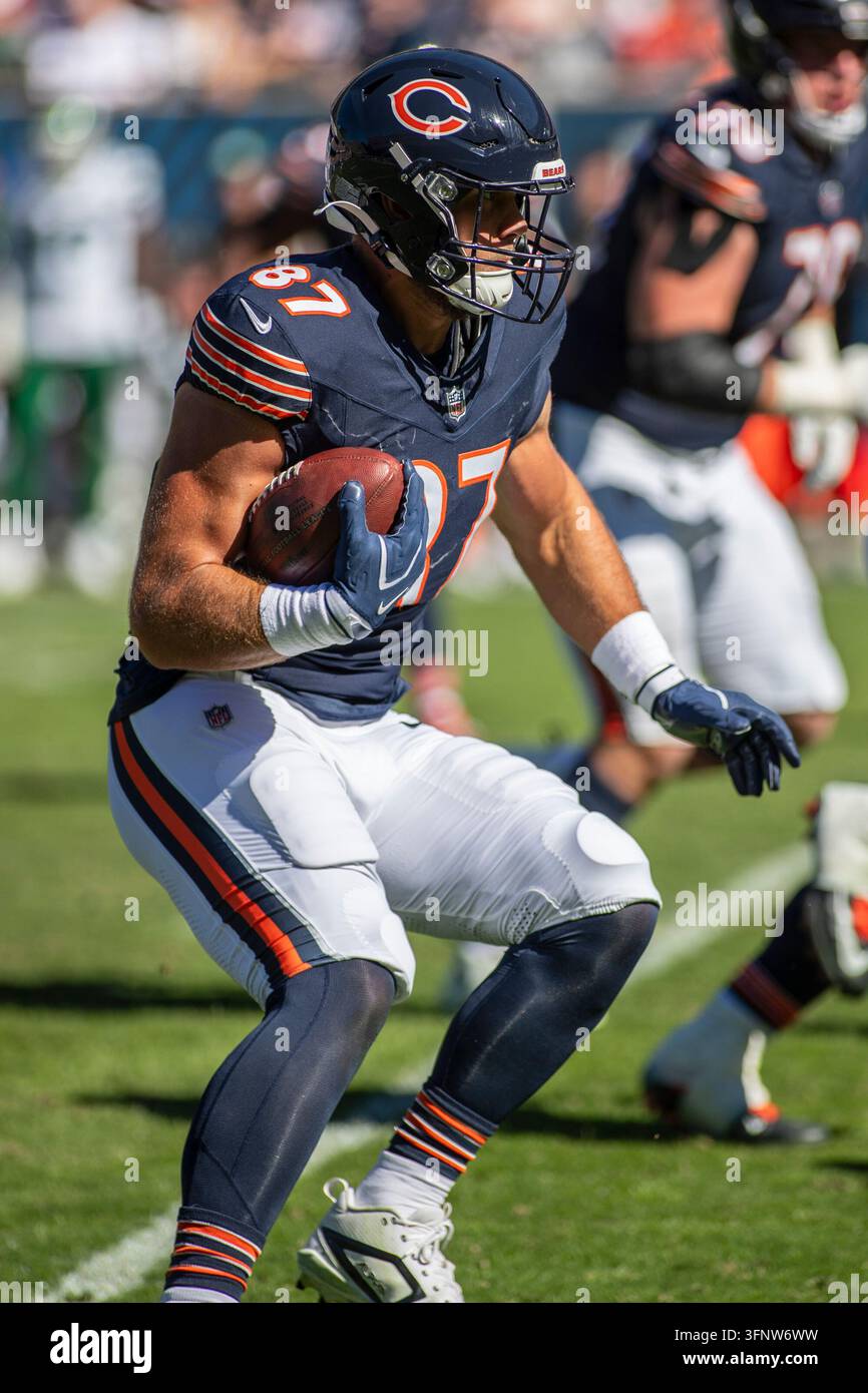 Sam Roush October 4, 2026: Chicago Bears Sam Roush (87) runs with the ball during ...
