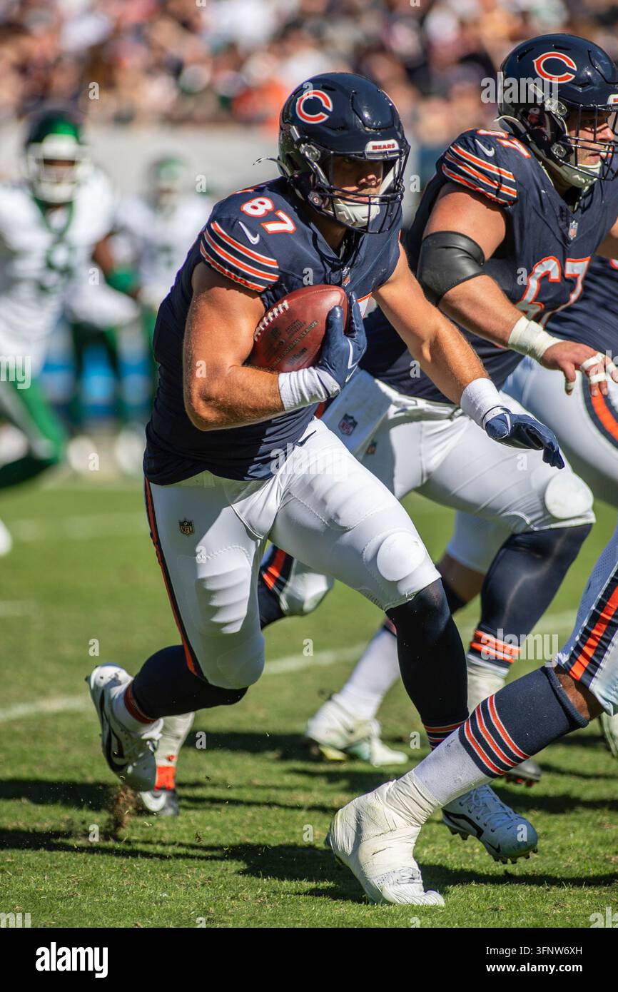 Sam Roush October 4, 2026: Chicago Bears Sam Roush (87) runs with the ball during ...