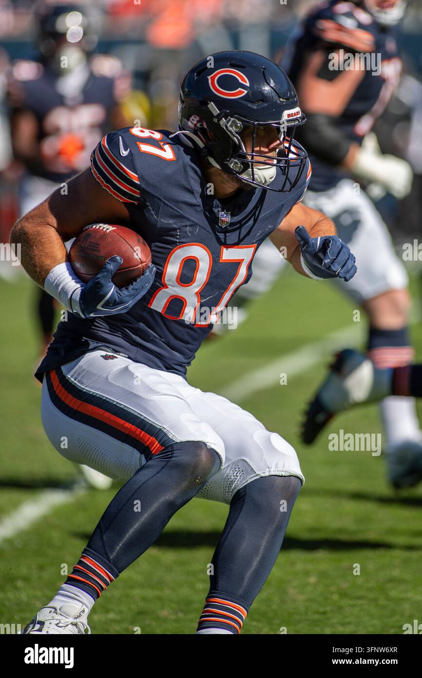 Sam Roush October 4, 2026: Chicago Bears Sam Roush (87) runs with the ball during ...