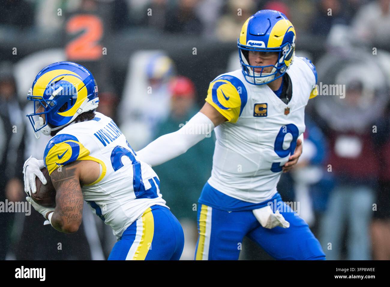 Los Angeles Rams quarterback Matthew Stafford (9) hands the ball off to ...