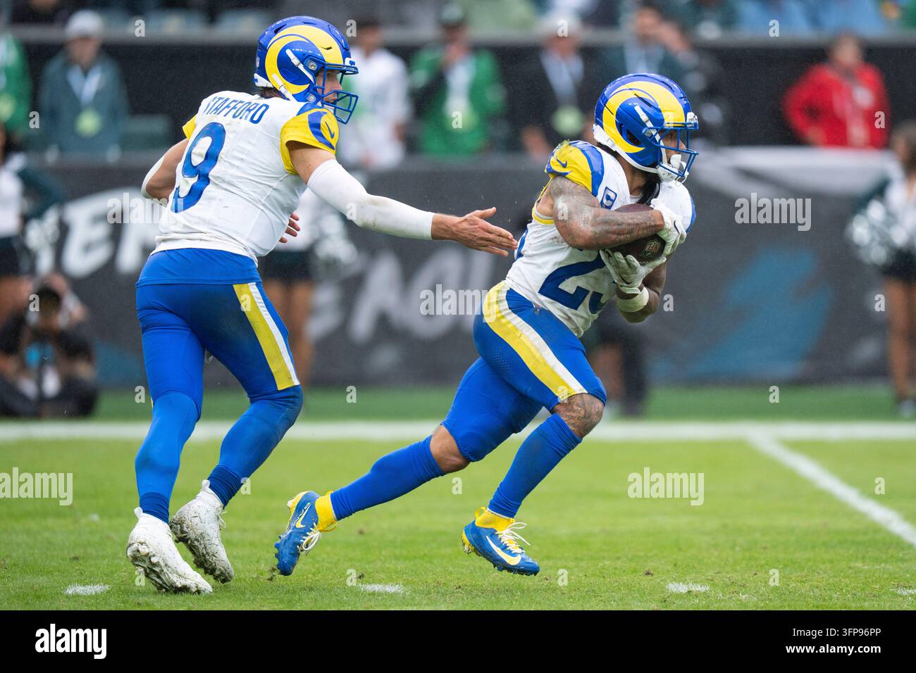 Los Angeles Rams running back Kyren Williams (23) takes the hand off ...