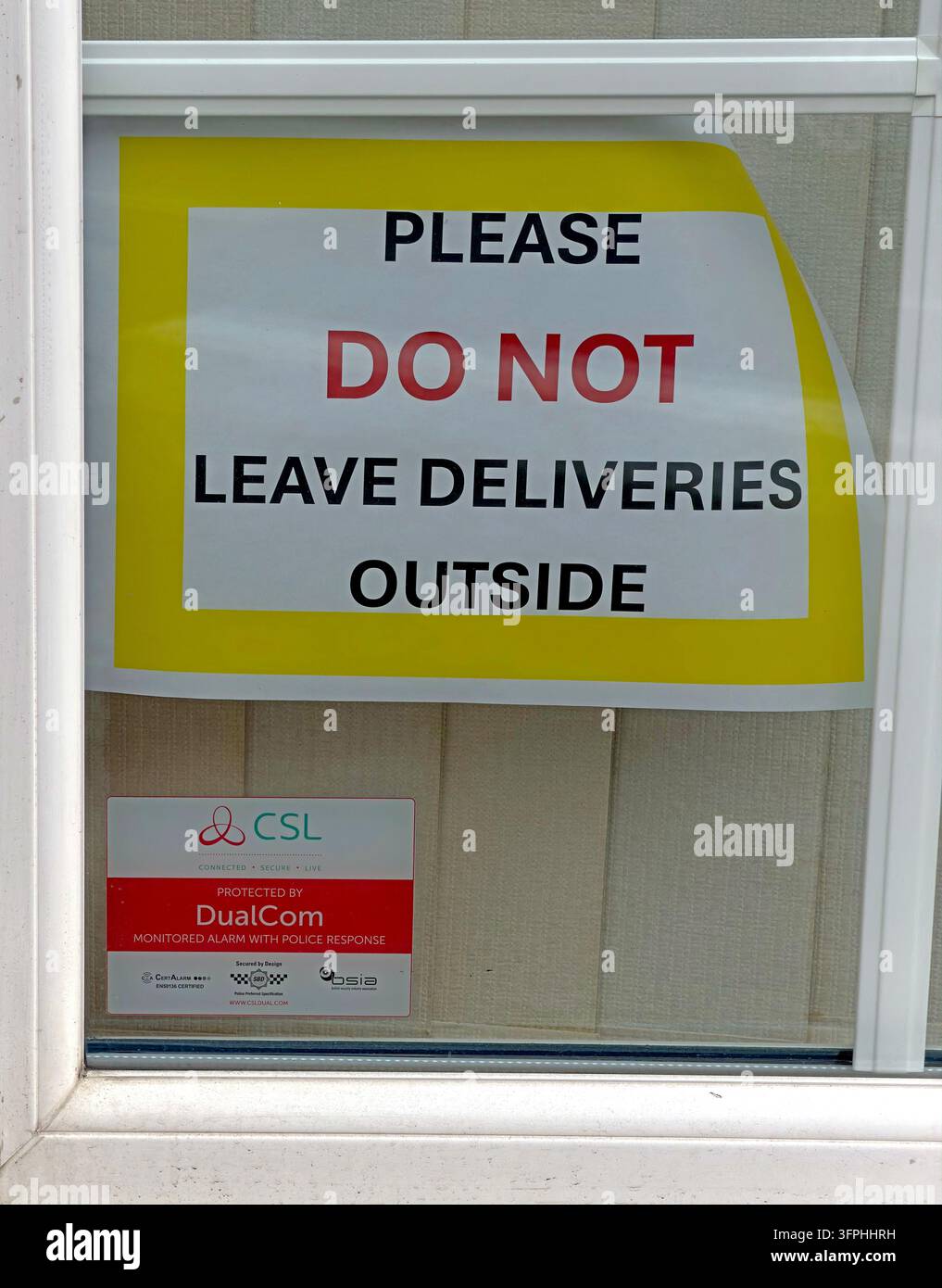 Office notice asking delivery drivers not to leave parcels outside a premises in Warrington Stock Photo