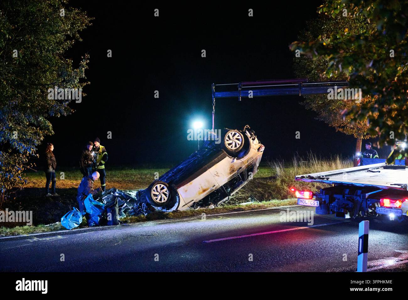 Loading Vehicle Vector 08 October 2026, Brandenburg, Biesenthal: A tow truck is loading a ...