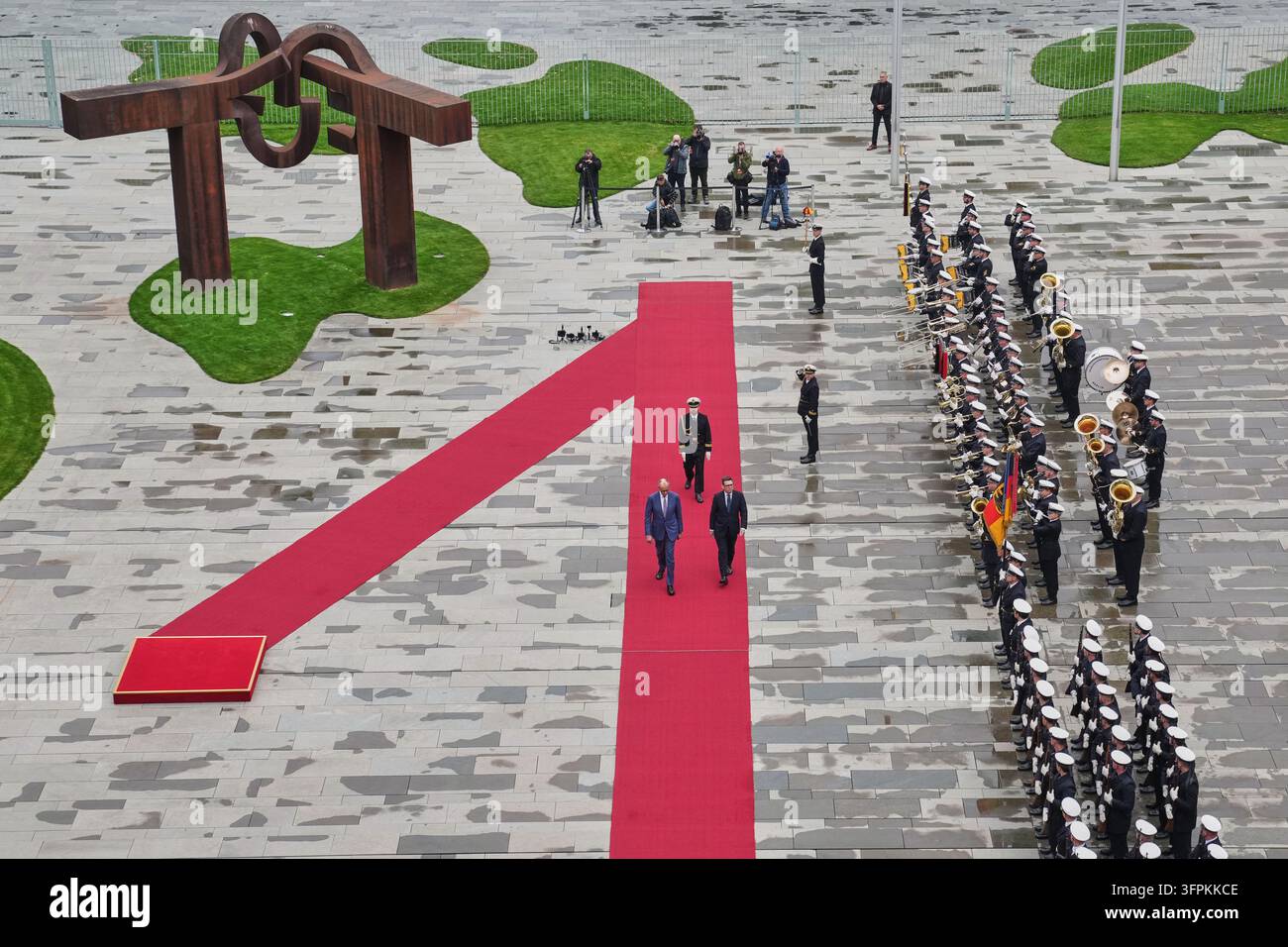 Prim Red German Chancellor Friedrich Merz and British Prime Minister Andy ...