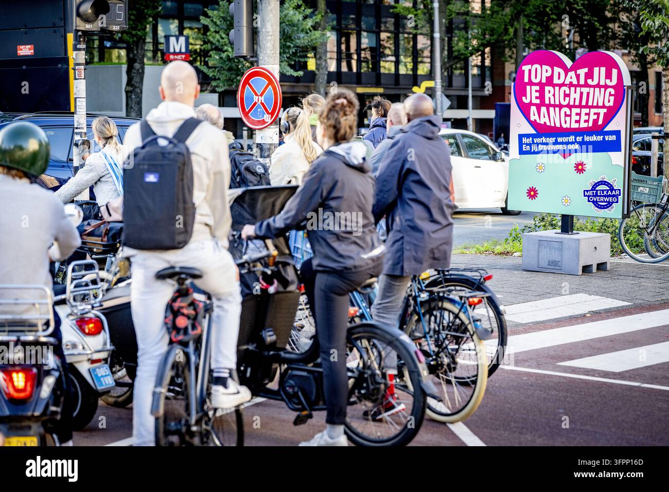 8 Sign Direction AMSTERDAM - Great that you indicate your direction on a bike path sign ...