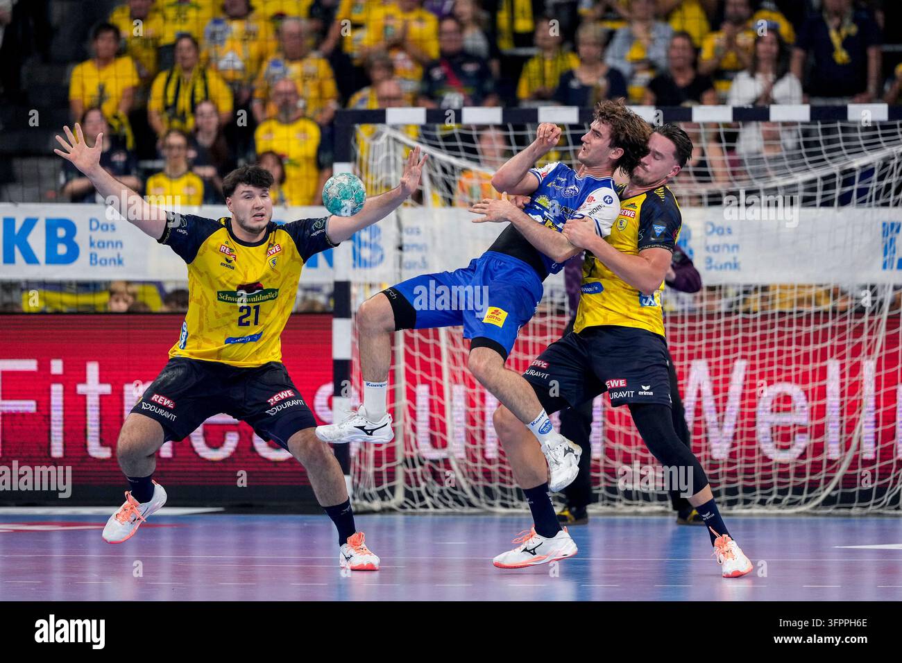 Se Rnl File from left: Aron Seesing (RNL, 21), Stephan Seitz (ThSV, 44), Robert ...