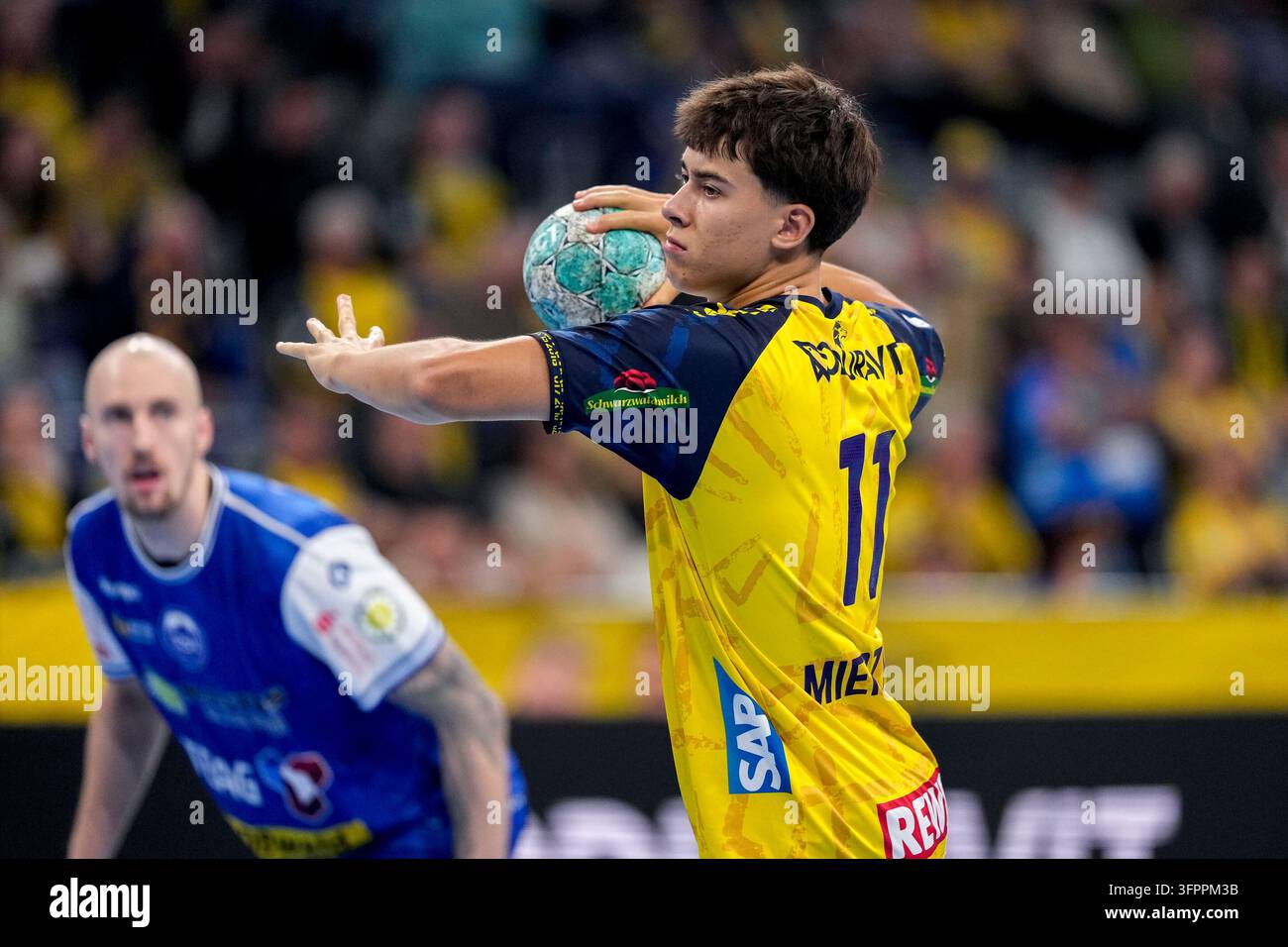 Se Rnl File Niclas Mierzwa (RNL, 11), with the ball, single image, individual photo ...
