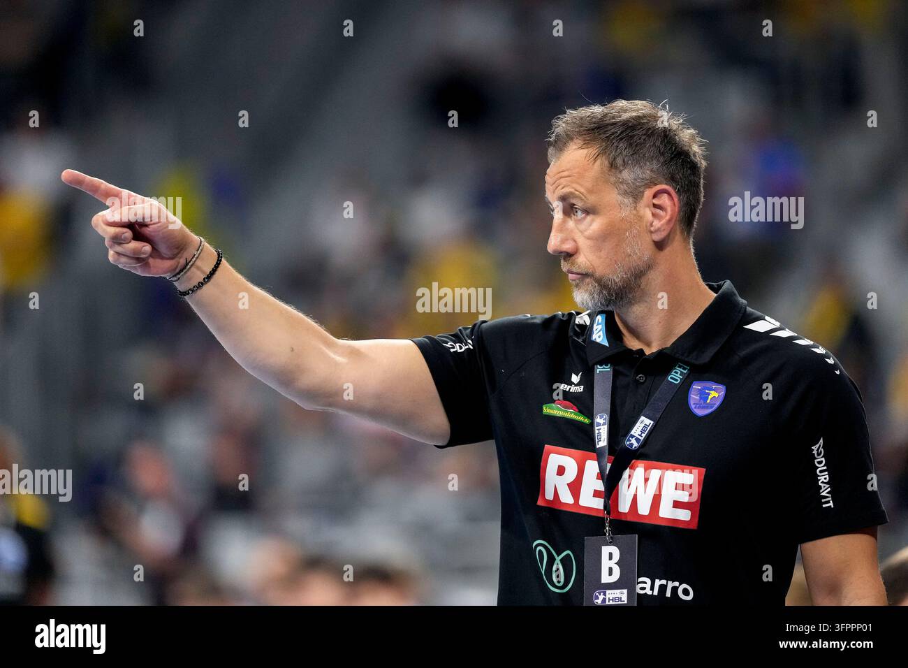 Se Rnl File Maik Machulla (coach, head coach, RNL), gives instructions, gestures ...
