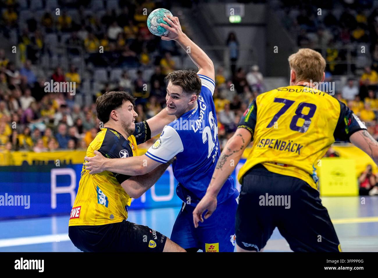 Se Rnl File from left: Aron Seesing (RNL, 21), Felix Aellen (ThSV, 22), Edwin ...