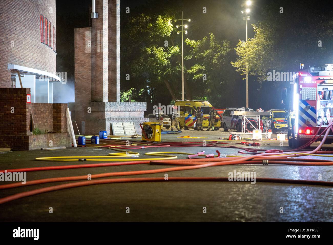 Amsterdam - The fire department is currently present with numerous fire ...
