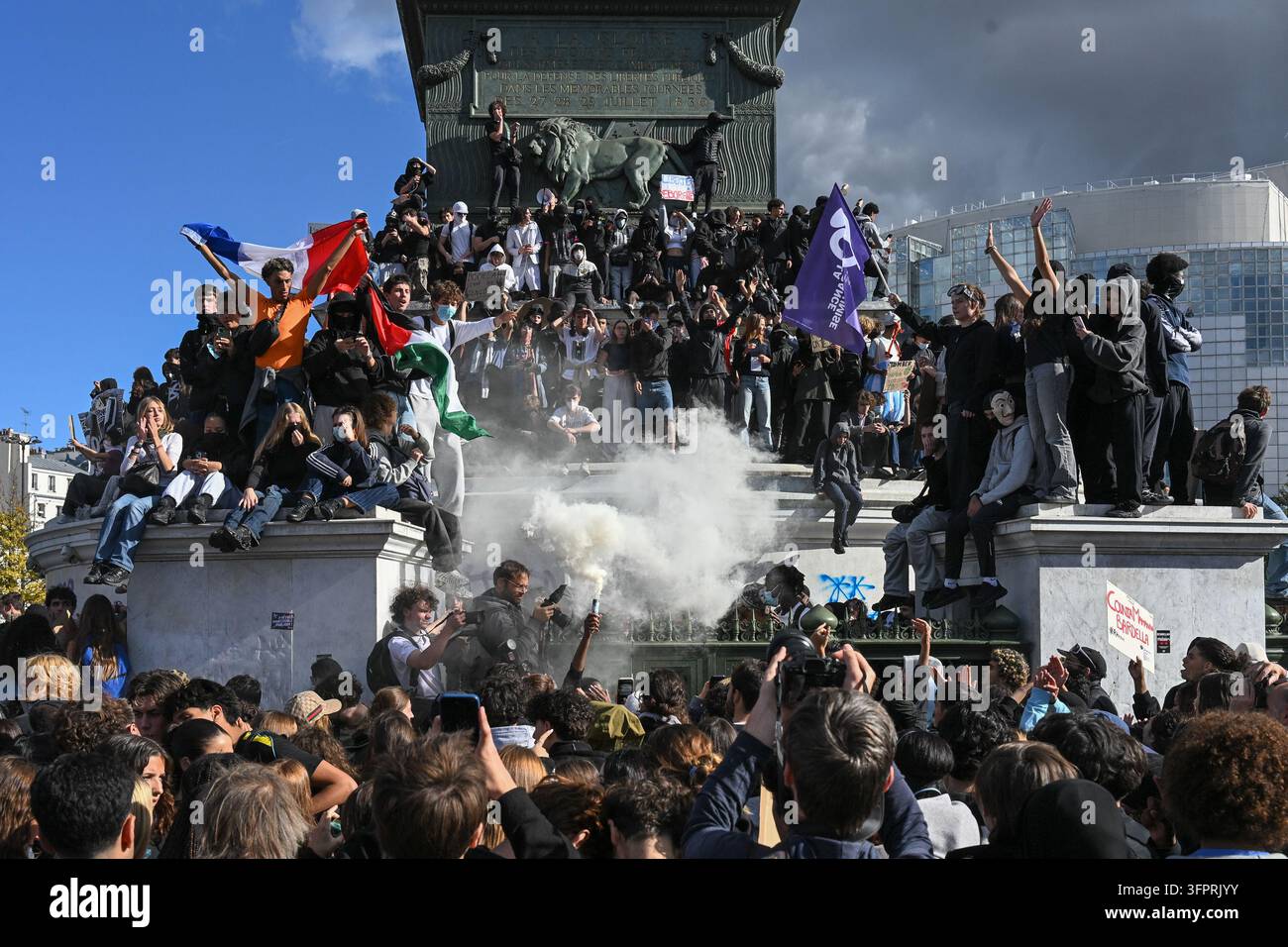 Union Statues Students peacefully occupy the Bastille statue during the Student, High ...