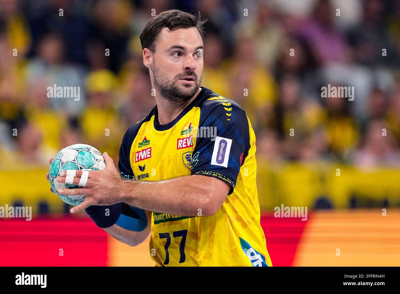 Se Rnl File Dani Baijens (RNL, 77), with the ball, single image, solo photo, action ...