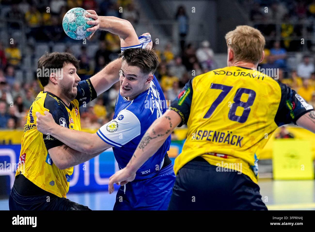Se Rnl File from left: Aron Seesing (RNL, 21), Felix Aellen (ThSV, 22), Edwin ...