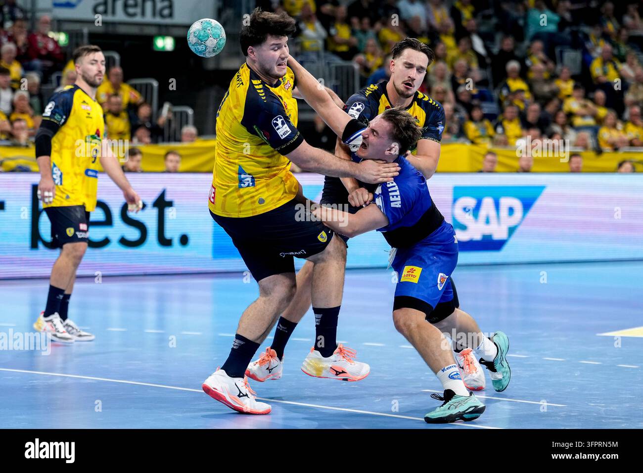 Se Rnl File from left: Aron Seesing (RNL, 21), Felix Aellen (ThSV, 22), Robert ...