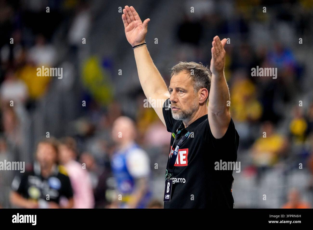 Se Rnl File Maik Machulla (coach, head coach, RNL), gives instructions, gestures ...