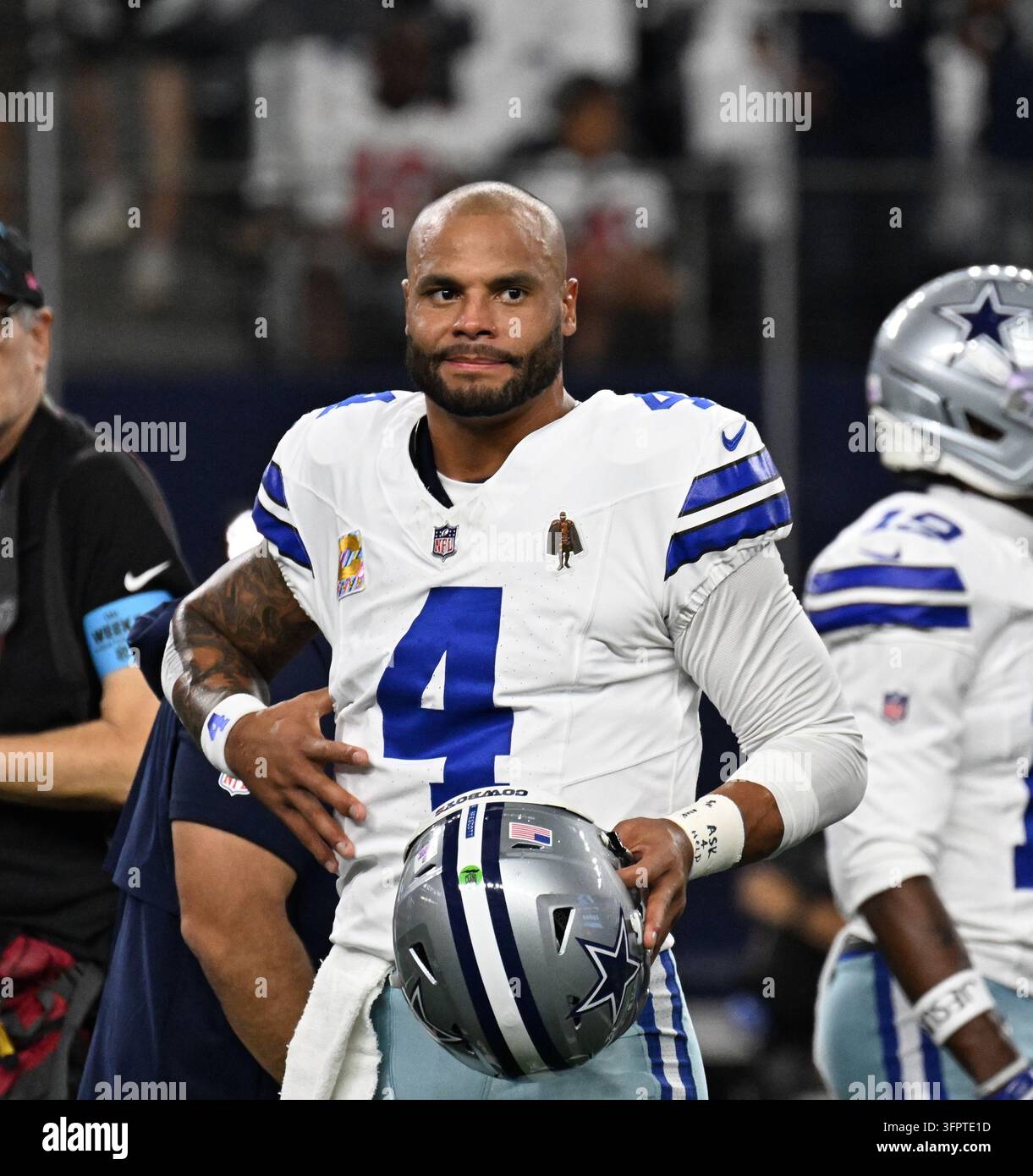 Dallas Cowboys quarterback Dak Prescott wamrs up prior to the Tampa Bay ...