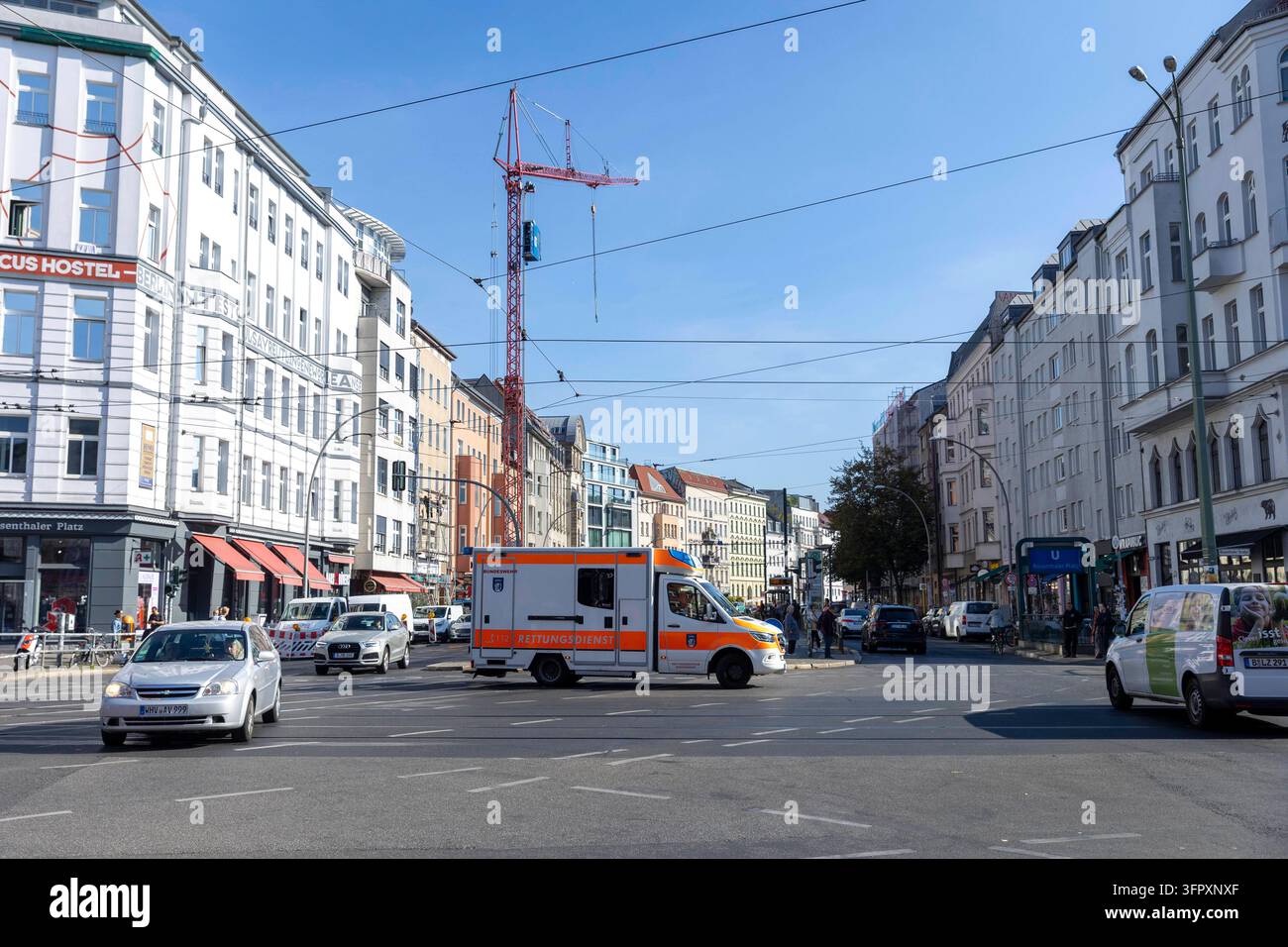 Krankenwagen steht auf Kreuzung, aufgenommen in Berlin, 05.10.2026 ...