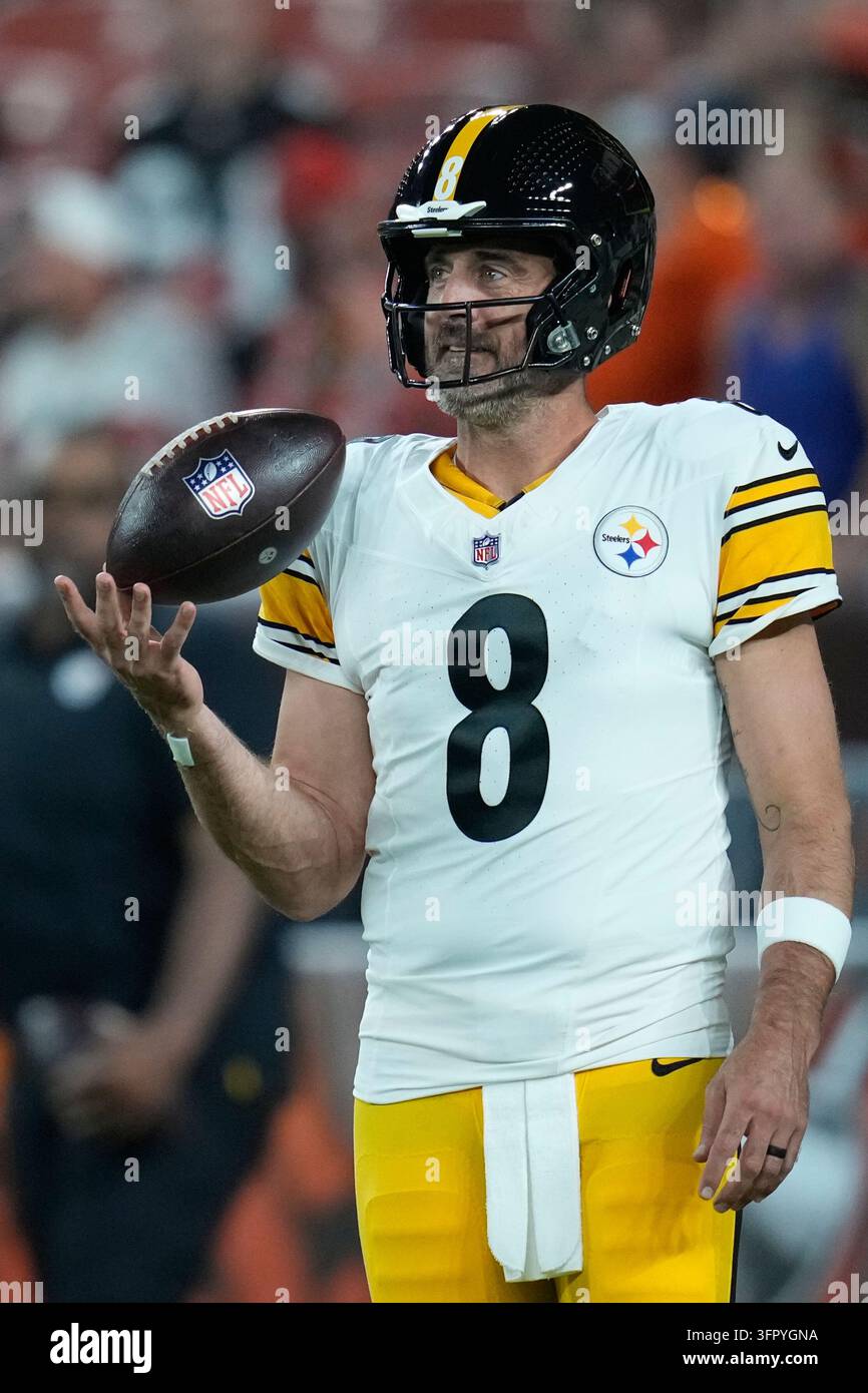 Pittsburgh Steelers quarterback Aaron Rodgers (8) warms up before an ...