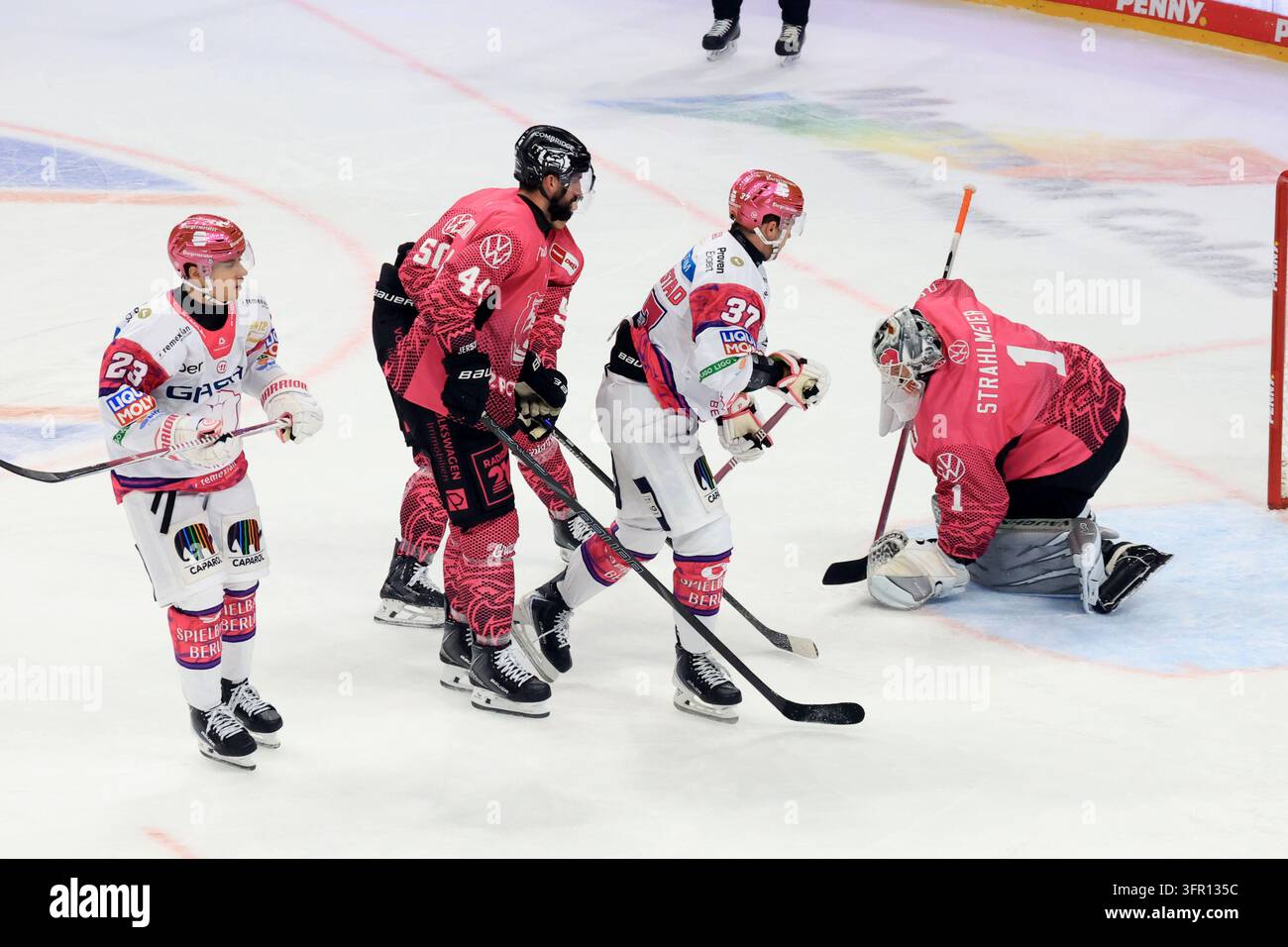 Rihards Griva (Eisbaeren Berlin #23), Markus Vikingstad (Eisbaeren ...