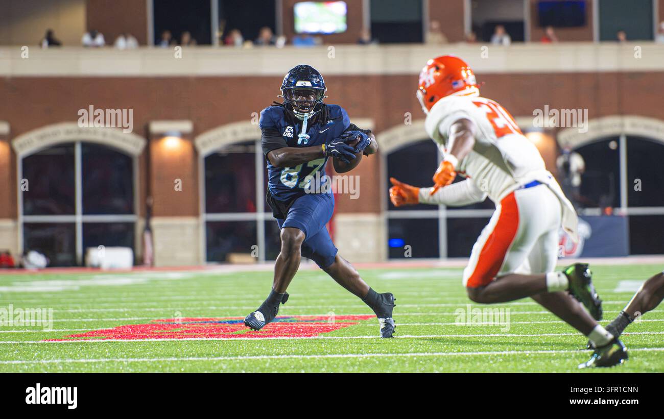 Liberty tight end LaKelsey Johnson Jr. (87) runs the ball after catch ...