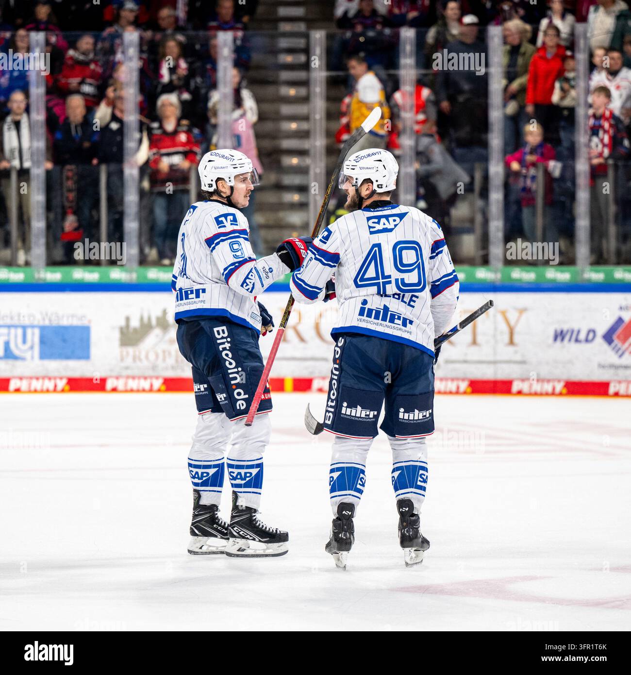 Goal celebration [goal celebration] Joy Leon Gawanke (9, Adler Mannheim ...