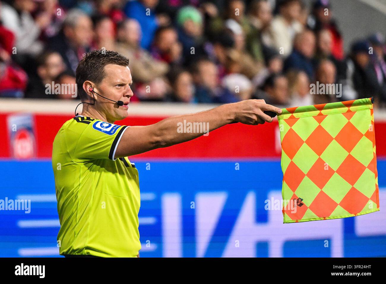 Referee [referee]-Assistant Thorben Siewer Photo: Nordphoto / Hafner ...